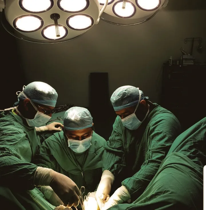 Equipo médico profesional en quirófano moderno